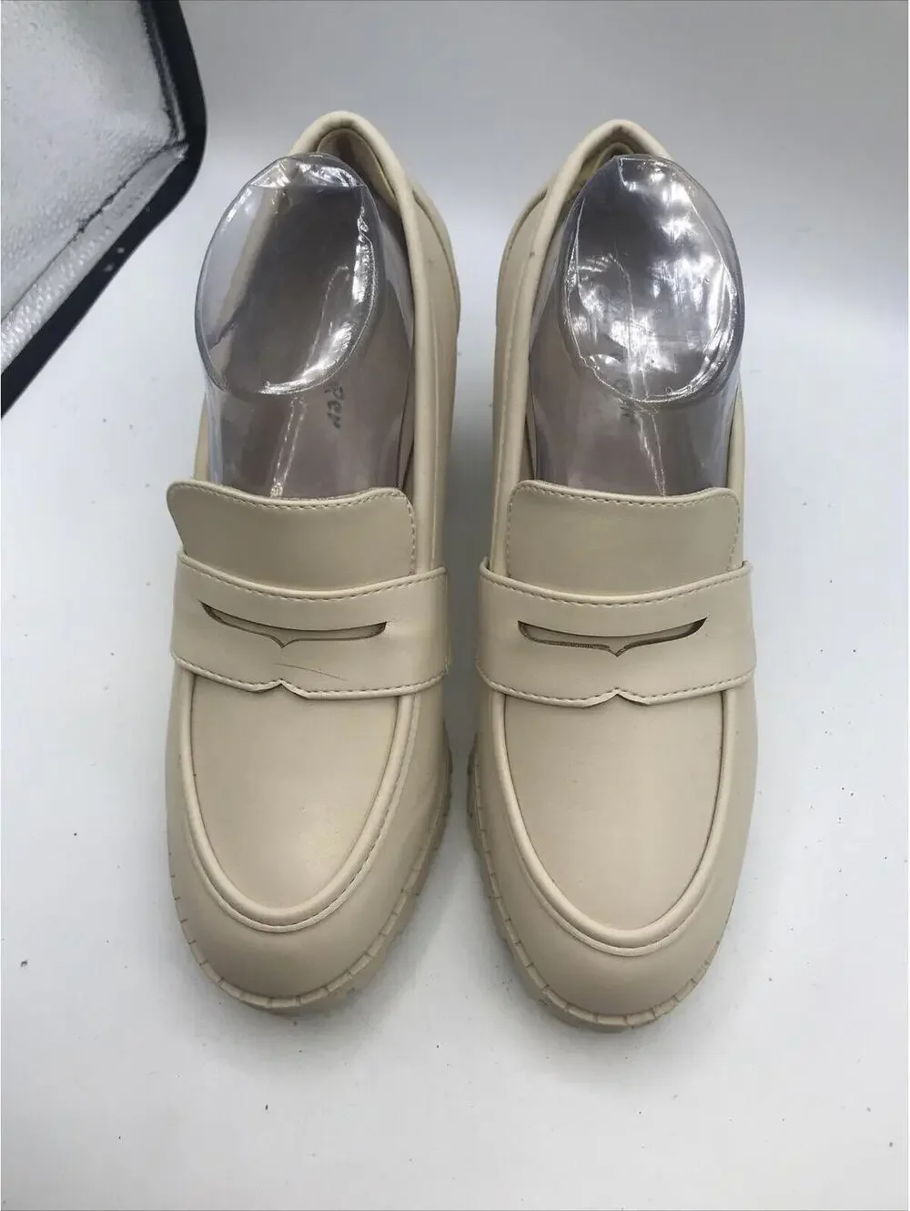 Forever Penny Loafers Women Size 10 Beige Rounded Toe Slip On Chunky Heel